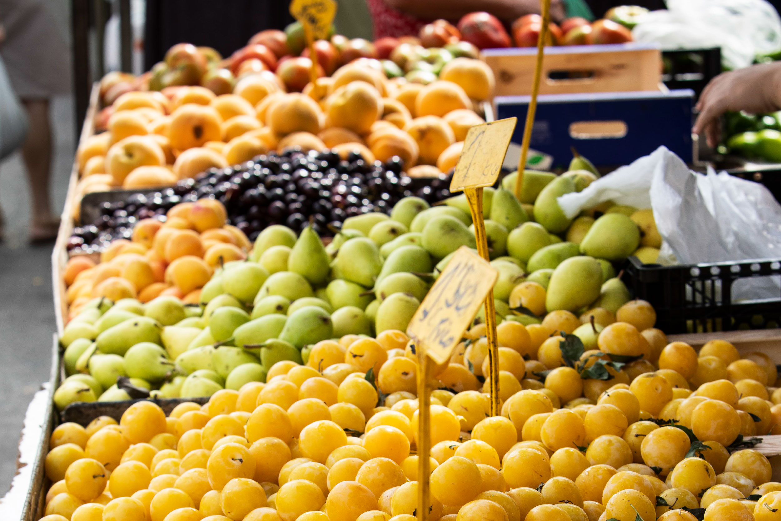 Fotografia de barraca de frutas com diversos produtos expostos para compra