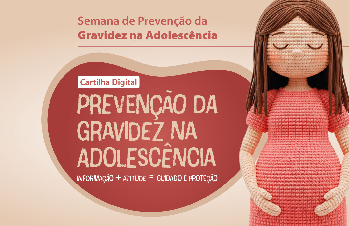  Banner digital informativo com cores suaves em tons de bege, rosa e marrom. À direita há a figura de uma boneca artesanal feita de crochê (estilo amigurumi). Ela representa uma adolescente com cabelos castanhos longos e lisos, olhos fechados e bochechas levemente rosadas. Ela veste um vestido rosa e está com as mãos repousadas sobre a barriga saliente, indicando uma gravidez. Uma forma orgânica arredondada, na cor marrom-terroso, serve de fundo para o título principal. No topo, um pequeno selo branco com letras rosas diz: 