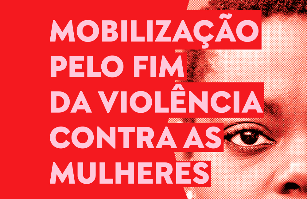O fundo do banner é vermelho. À direita, há parte do rosto de uma mulher negra, exibido em um efeito de retícula (pontilhados) em preto e branco. O olhar dela é sério e direcionado ao espectador. O texto está centralizado à esquerda, escrito em letras maiúsculas de cor rosa claro, sobrepostas a blocos vermelhos: MOBILIZAÇÃO PELO FIM DA VIOLÊNCIA CONTRA AS MULHERES. 